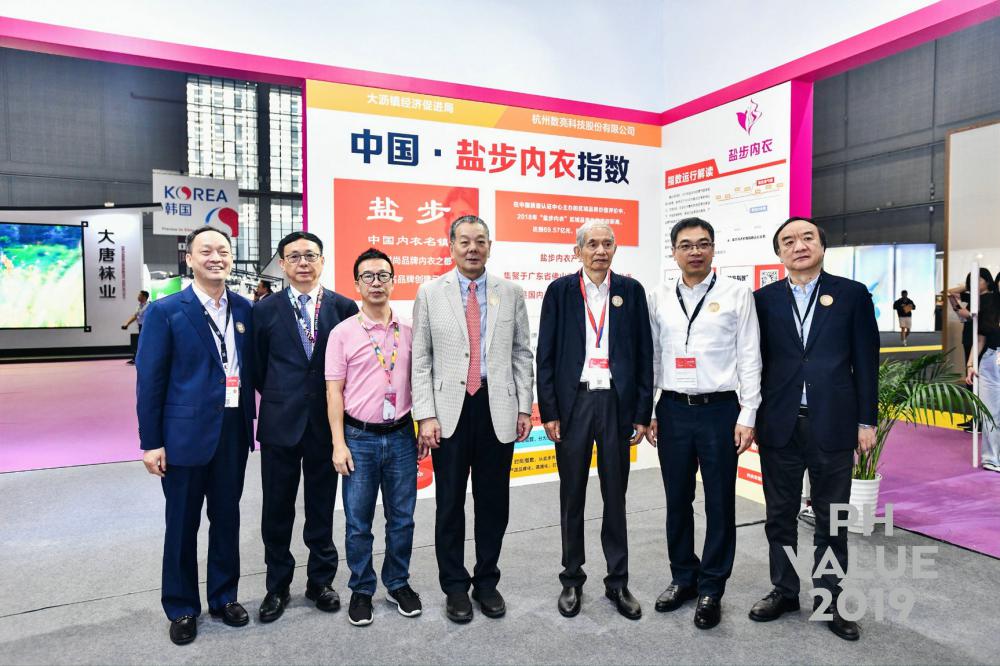 （2）2019年9月上海针织展领导莅临“盐步内衣”展位.jpg