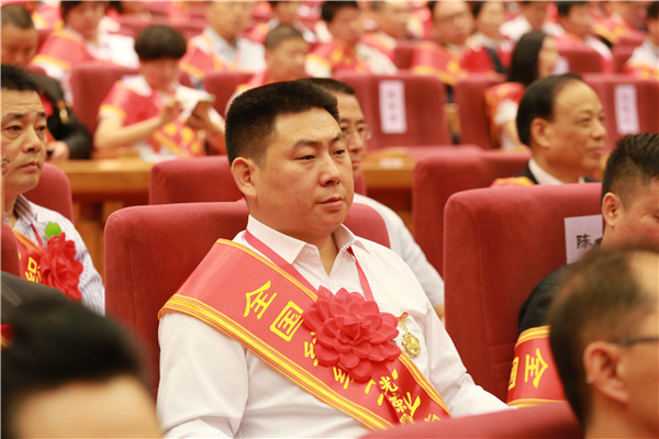 2016年杨建伍被评为“全国纺织行业劳动模范”.jpg